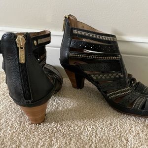 Pikolinos black sandals with detail
